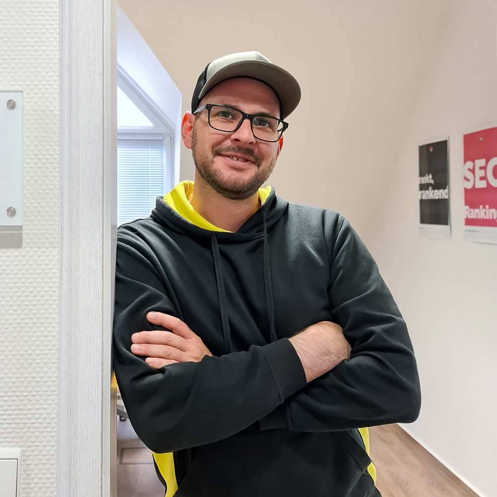 Patrick in seinem Büro Patrick in seinem Büro