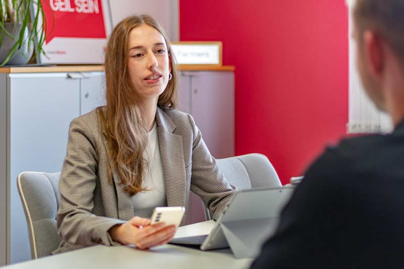 Mitarbeiterin Wibke unserer Social Media Agentur im Beratungsgespräch zu Marketing-Strategien