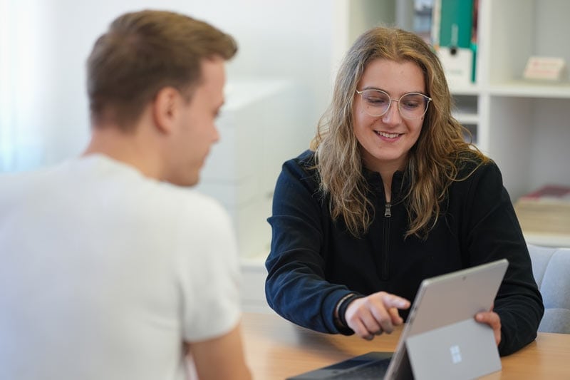 Beratung zur KI-Sichtbarkeit bei Christmann & Woll am Tablet