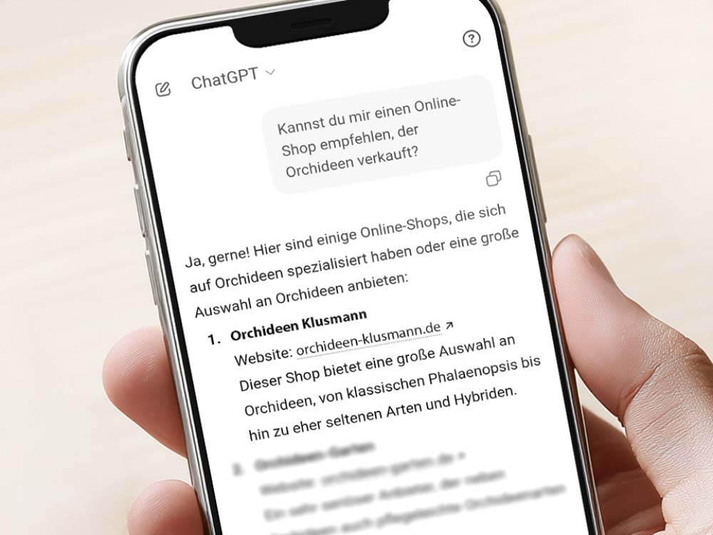 Hand hält Smartphone mit ChatGPT-Antwort zu Orchideen Shops.