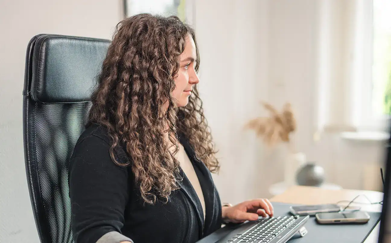 Mitarbeiterin von cw.marketing am Laptop